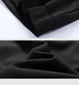 Nahaufnahme von dem schwarzen Herren Hoodie Bündchen und der feinen Stoff Textur für Herbst.