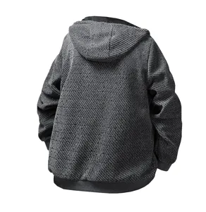 Detail arriere veste a capuche texturee homme, vetement decontractee automne hiver.