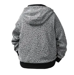 Veste zippée à capuche pour homme avec motif tricoté noir et blanc unique et stylé.