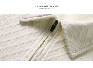 Primo piano dettaglio del colletto della camicia bianca a maniche corte con zip e motivo.