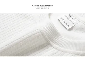 Close-up van de witte gestructureerde kraag en stof van het t-shirt met korte mouwen.