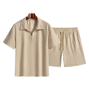 Vista dettagliata dell'elegante completo beige con polo a maniche corte e pantaloncini.