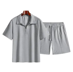 Set estivo da uomo casual con polo testurizzata e pantaloncini, comodo abbigliamento grigio da spiaggia.