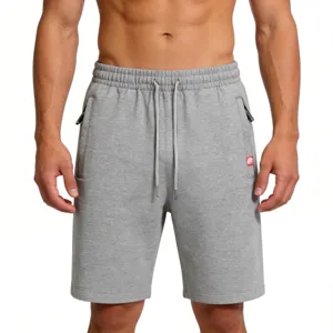 Vista detallada pantalón corto deportivo gris para hombre, con cordón elástico y bolsillos.