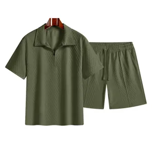 Dettagli del set polo e pantaloncini strutturati, outfit casual estivo perfetto.