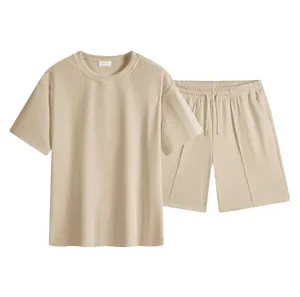 Gedetailleerd overzicht van wafelbreisel shirt met korte broek, effen kleur casual stijl.