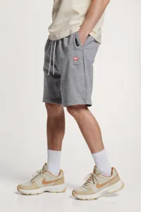 Pantalones cortos deportivos casuales grises de hombre con cordón y algodón cómodo.