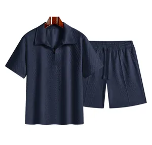 Set estivo casual da uomo composto da maglietta con mezza zip e pantaloni blu scuri.