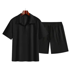 Vista dettagliata del set polo nero e pantaloncini da uomo, stile vacanza casual.
