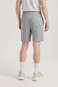 Shorts deportivos casuales de hombre con cordón, vista trasera muestra ajuste y largo.