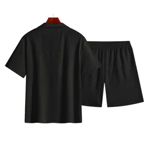 Dettaglio della camicia a maniche corte strutturata nera e pantaloncini, outfit estivo.