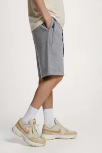 Vista detallada de pantalones cortos grises de felpa para hombre con cordón ajustable.