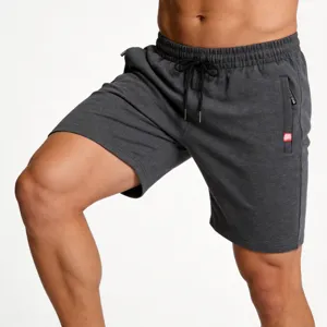 Vista detallada de pantalones cortos deportivos de hombre, cordón cómodo y bolsillos.
