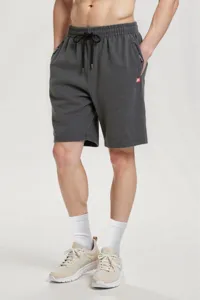 Vista detallada de pantalones cortos deportivos grises oscuros para hombre con cordón y corte recto.