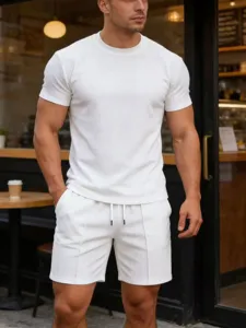 Heren casual effen witte geribbelde t-shirt met korte mouwen en bijpassende shorts.