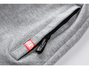 Pantalones cortos deportivos de hombre detalle de bolsillo gris primer plano con cremallera.