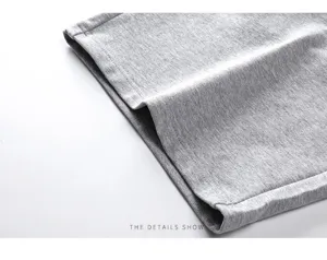 Vista detallada de la tela de pantalones cortos deportivos grises para hombre, algodón.