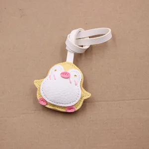 Pendentif de sac mignon pingouin en cuir fait main charmant accessoire pour cartable.