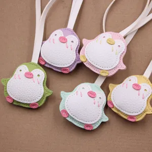 Pendentif sac pingouin en cuir fait main mignon accessoire animal pour cartable sac