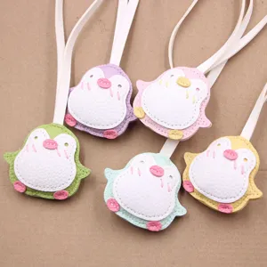Charmant pendentif sac pingouin en cuir fait main mignon accessoire coloré pour sacs à dos