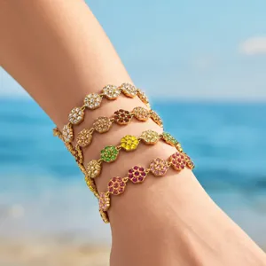 Nahaufnahme von bunten Strass-Blumenketten-Armbändern, mehrlagig am Handgelenk getragen.