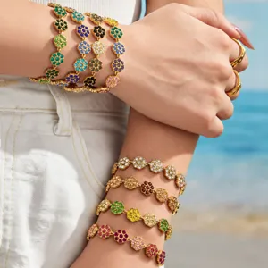 Filigranes Blumen-Strassarmband aus vergoldetem Edelstahldetail für elegante Damen.