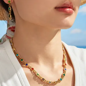 Detailaufnahme des vergoldeten Edelstahl-Halsketten- und Ohrring-Sets mit bunten Zirkonia.