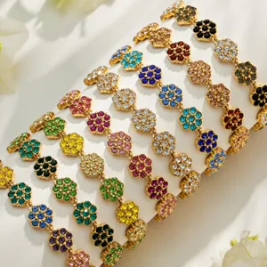Buntes Strass Blumen Armband Set, vergoldeter edler Edelstahl Schmuck Detailansicht.