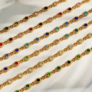Nahaufnahme Detail von Edelstahl 18k vergoldet bunten Zirkon Gliederkette Schmuck.