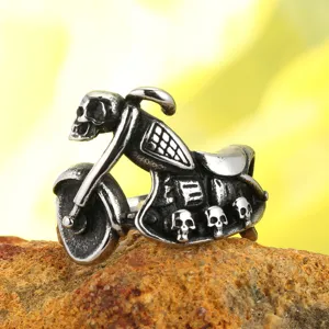 Close-up detail van retro punk motorfiets schedel ring, vintage biker sieraden.