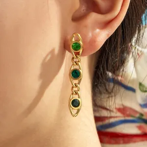 Minimalistische 18K vergoldete Edelstahl Ohrringe mit leuchtend grünen Zirkonsteinen.
