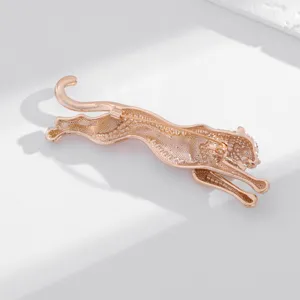 Détail de broche léopard sautant en or rose exquis, accessoire d'épingle d'animal strass.