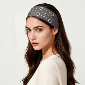 Bandeau élastique style punk avec œillets métalliques, accessoire de cheveux gris.