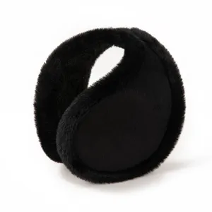 Gedetailleerde close-up van comfortabele zwarte pluche oorkappers voor koude winters.