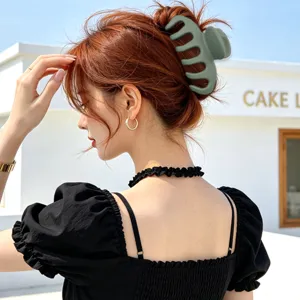 Mat groen haarspeld klem voor dames, minimalistische haarklem voor knot en styling.
