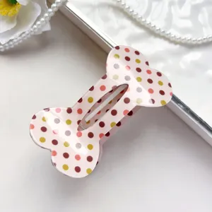 Leuke roze botvormige haarspeld met kleurrijke stippen, stijlvol haaraccessoire voor vrouwen.