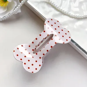 Schattige botvormige haarspeld met rode stippen zoete haaraccessoire voor dames detail