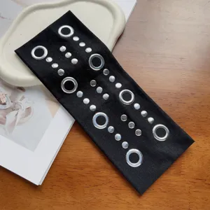 Bandeau en tissu noir style punk avec œillets métalliques et clous pour festival et look.