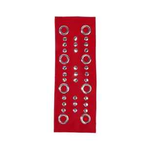 Bandeau en tissu punk rock rouge avec œillets métalliques et rivets pour festivals.