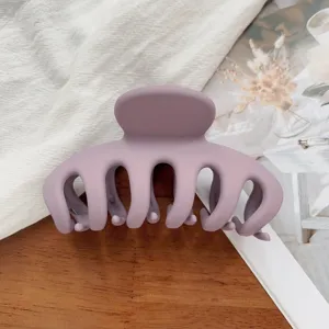 Gedetailleerd overzicht van matte paarse haarclip, elegante stijl voor staarten en opstekers.