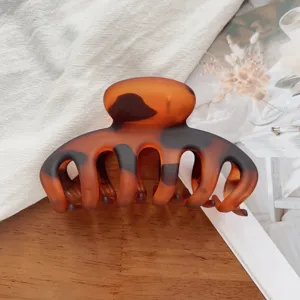 Gematteerd schildpad haarklauw detail, stijlvolle bruine pompoen haaraccessoire voor vrouwen.