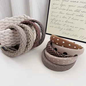 Ensemble de serre-tête marron en tissu à carreaux et pois pour l'automne et hiver mode.