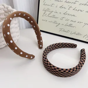 Serre-tête rembourré marron à pois et carreaux, accessoire élégant pour un usage quotidien.