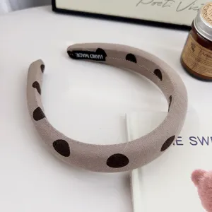 Serre-tête éponge à pois marron, bandeau cheveux rembourré pour femme, accessoire quotidien.
