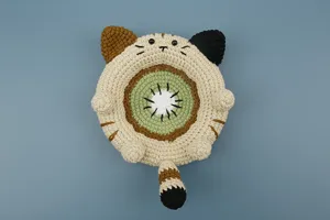 Detail van handgemaakte gehaakte katten onderzetter met schattig kiwi fruit patroon.