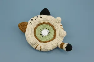 Handgemaakte gehaakte kiwi kat onderzetter detail, leuke 3d gebreide kopmat voor thuis.