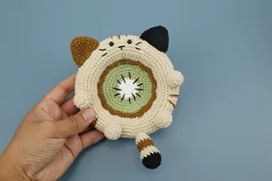 Handgemaakte gehaakte kat onderzetter met kiwi motief, leuk wollen kopje mat detail shot.