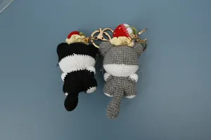 Porte-clés chat au crochet fait main avec chapeau gâteau aux fraises, pendentif sac en peluche.