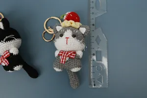 Porte-clés chat au crochet fait main avec pendentif peluche gâteau aux fraises accessoire