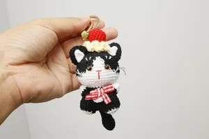 Crochet fait main chat noir et blanc porte-clés gâteau aux fraises peluche pendentif détail